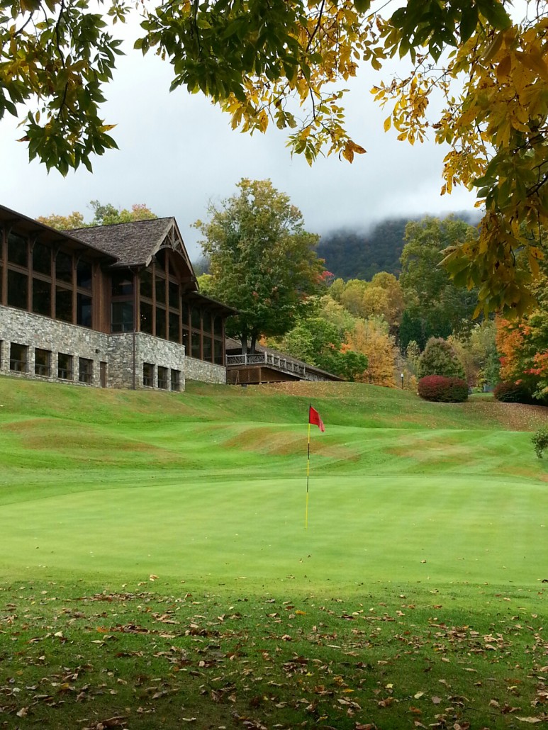 Image: Green with clubhourse in background
