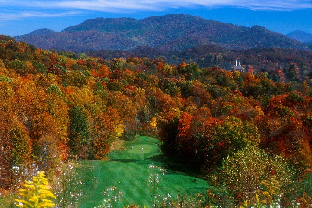Image: View from elevation to a green with fall colors