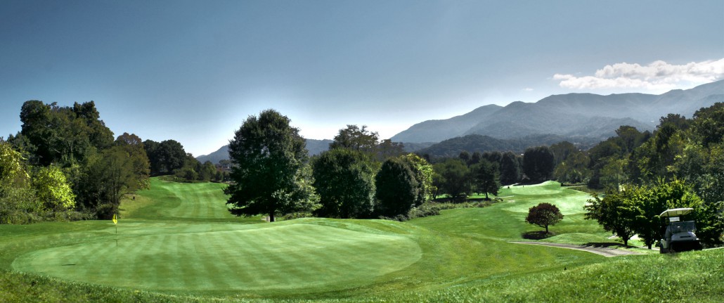 Image: View of green and fairway with mountains in background