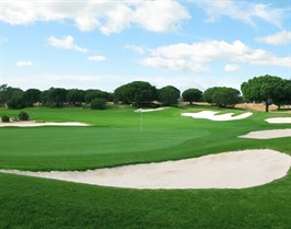 Image: Lexington Country Club Green Surrounded by Sand Taps